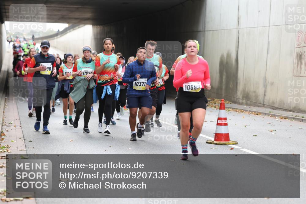 05.10.2025 - 20. swb-Marathon Bremen Michael Strokosch http://msf.ph/oto/9207339 05.10.2025 11:00:20 Laufen 90, 1162, 10371, 10699 meine-sportfotos.de