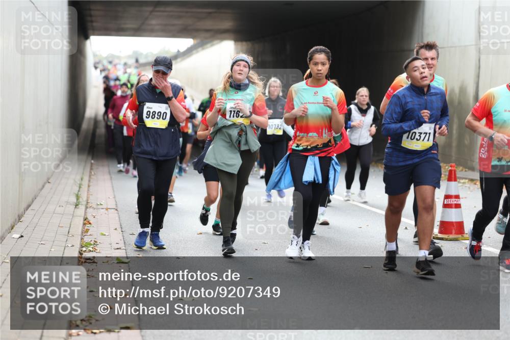 05.10.2025 - 20. swb-Marathon Bremen Michael Strokosch http://msf.ph/oto/9207349 05.10.2025 11:00:21 Laufen 9890, 116, 10732, 10371, 20 meine-sportfotos.de