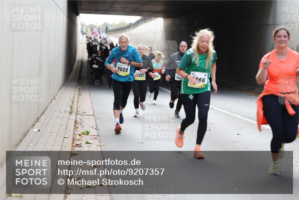 05.10.2025 - 20. swb-Marathon Bremen Michael Strokosch http://msf.ph/oto/9207357 05.10.2025 10:53:44 Laufen 9609, 1207, 9737, 1140, 66 meine-sportfotos.de