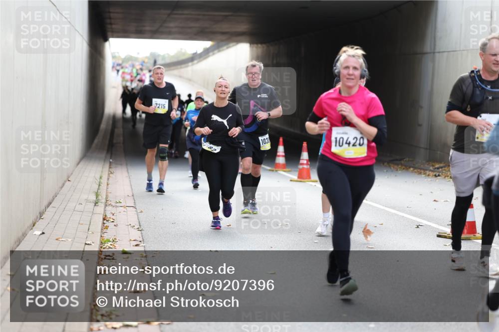 05.10.2025 - 20. swb-Marathon Bremen Michael Strokosch http://msf.ph/oto/9207396 05.10.2025 10:53:53 Laufen 7215, 82, 102, 10420 meine-sportfotos.de