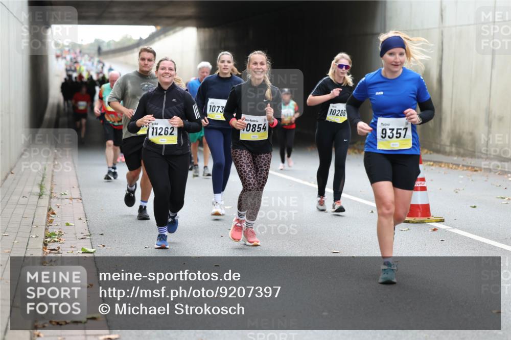 05.10.2025 - 20. swb-Marathon Bremen Michael Strokosch http://msf.ph/oto/9207397 05.10.2025 11:00:36 Laufen 11262, 1073, 0854, 10286, 9357 meine-sportfotos.de