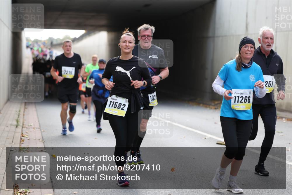 05.10.2025 - 20. swb-Marathon Bremen Michael Strokosch http://msf.ph/oto/9207410 05.10.2025 10:53:55 Laufen 7215, 11582, 02580, 1020, 11266, 251 meine-sportfotos.de