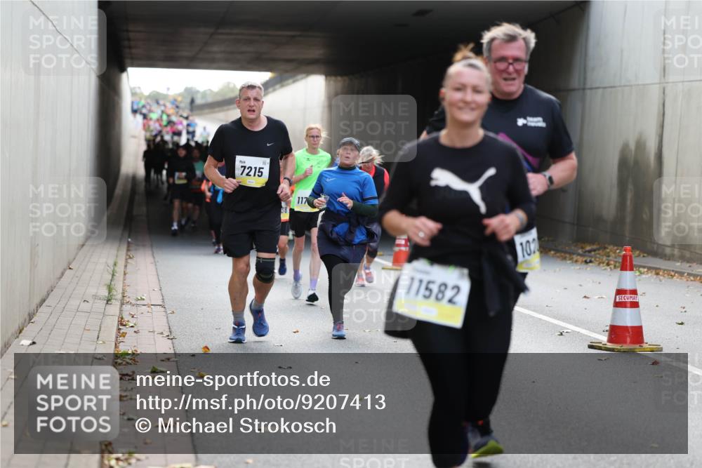 05.10.2025 - 20. swb-Marathon Bremen Michael Strokosch http://msf.ph/oto/9207413 05.10.2025 10:53:56 Laufen 7215, 117, 11582, 102 meine-sportfotos.de