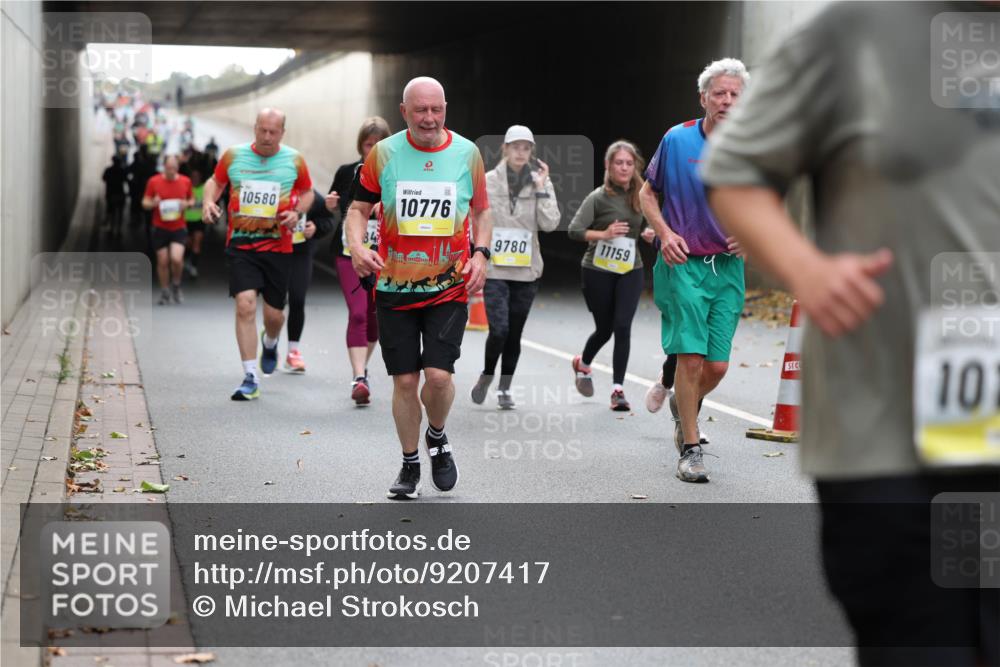 05.10.2025 - 20. swb-Marathon Bremen Michael Strokosch http://msf.ph/oto/9207417 05.10.2025 11:00:41 Laufen 10580, 10776, 9780, 11159, 10 meine-sportfotos.de