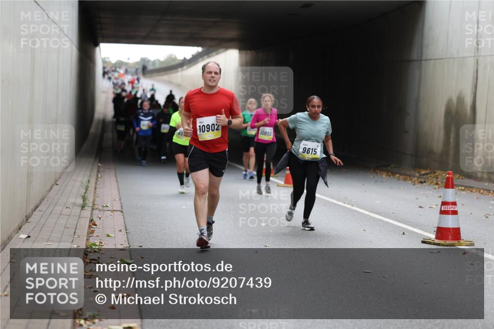 05.10.2025 - 20. swb-Marathon Bremen Michael Strokosch http://msf.ph/oto/9207439 05.10.2025 11:00:48 Laufen 10902, 10650, 9615 meine-sportfotos.de