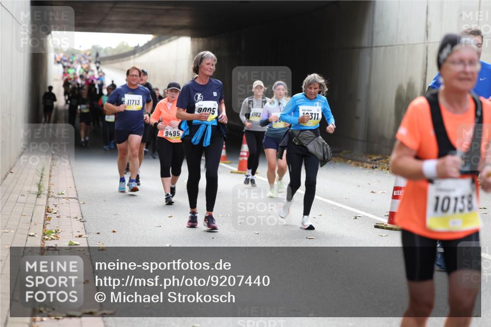 05.10.2025 - 20. swb-Marathon Bremen Michael Strokosch http://msf.ph/oto/9207440 05.10.2025 10:54:02 Laufen 11713, 9495, 9005, 1102, 311, 10158 meine-sportfotos.de