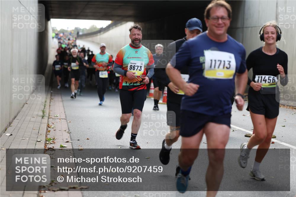 05.10.2025 - 20. swb-Marathon Bremen Michael Strokosch http://msf.ph/oto/9207459 05.10.2025 10:54:07 Laufen 9472, 20, 9673, 11713, 11456 meine-sportfotos.de
