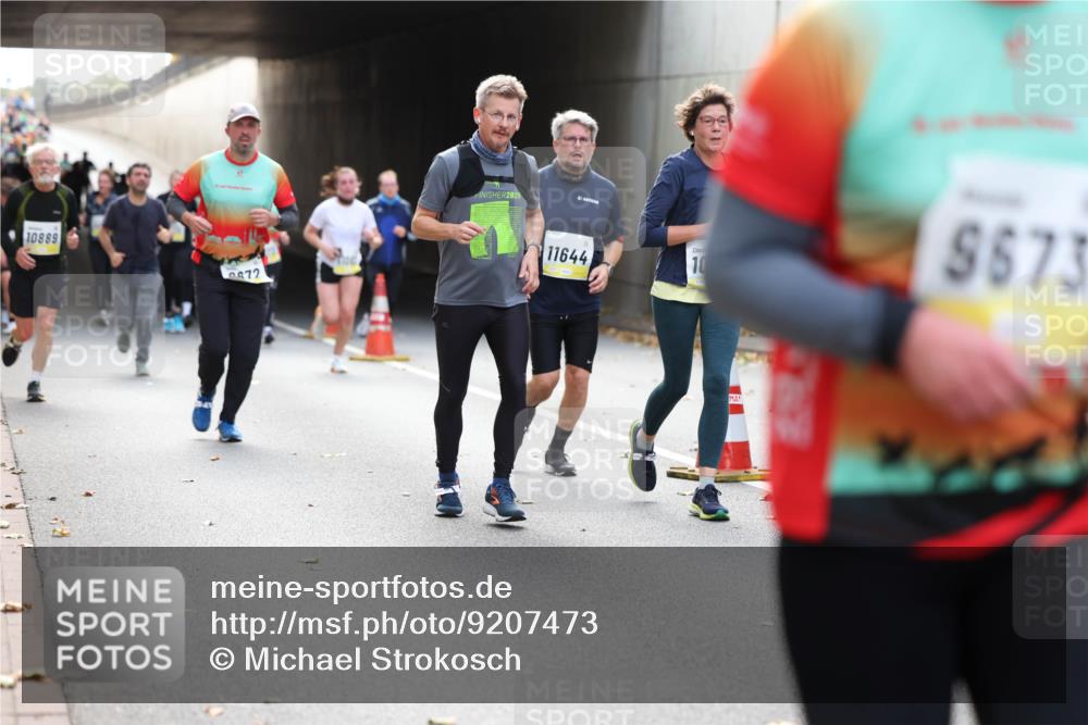 05.10.2025 - 20. swb-Marathon Bremen Michael Strokosch http://msf.ph/oto/9207473 05.10.2025 10:54:10 Laufen 10889, 72, 2025, 11644, 10, 9673 meine-sportfotos.de