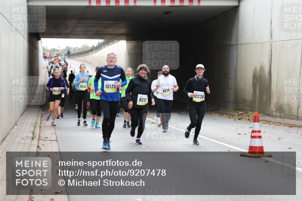 05.10.2025 - 20. swb-Marathon Bremen Michael Strokosch http://msf.ph/oto/9207478 05.10.2025 11:00:56 Laufen 9334, 10836, 10135, 9217, 10, 9826, 10239 meine-sportfotos.de