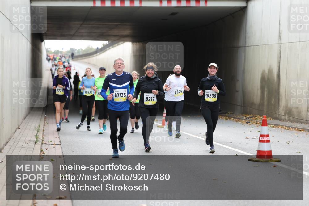 05.10.2025 - 20. swb-Marathon Bremen Michael Strokosch http://msf.ph/oto/9207480 05.10.2025 11:00:56 Laufen 9334, 10836, 97, 9826, 10135, 10239, 9217 meine-sportfotos.de