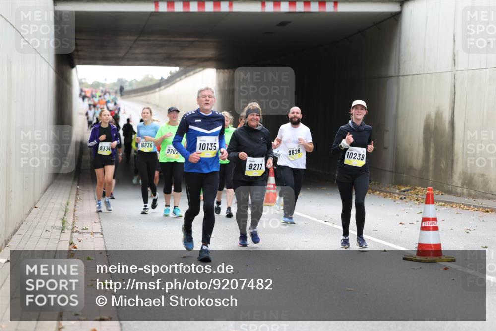 05.10.2025 - 20. swb-Marathon Bremen Michael Strokosch http://msf.ph/oto/9207482 05.10.2025 11:00:57 Laufen 10836, 9334, 9702, 10135, 9217, 9826, 10239 meine-sportfotos.de