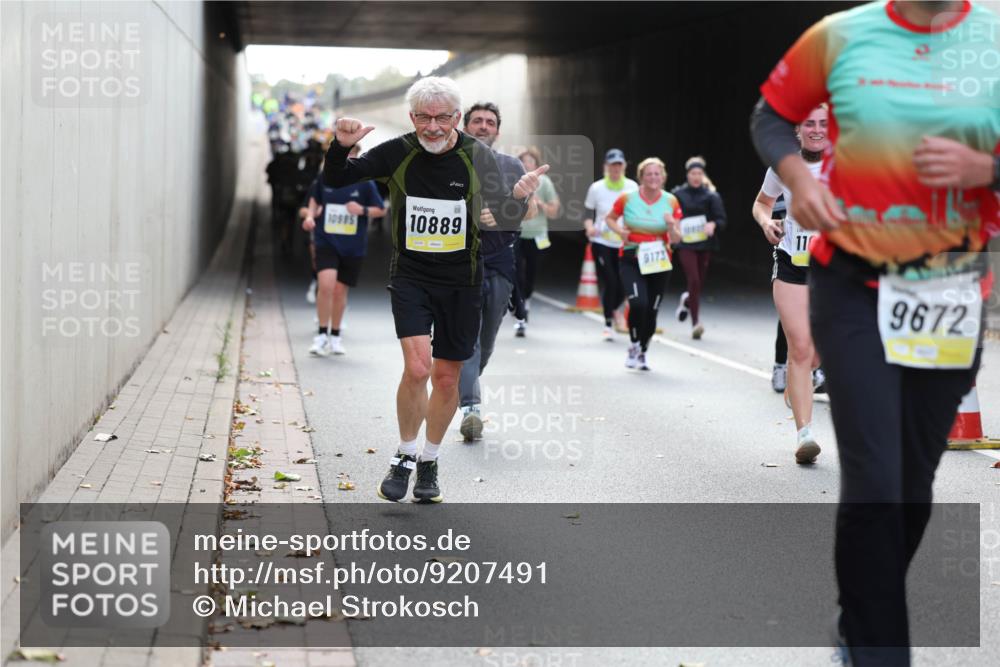 05.10.2025 - 20. swb-Marathon Bremen Michael Strokosch http://msf.ph/oto/9207491 05.10.2025 10:54:13 Laufen 10985, 10889, 9173, 110, 9672 meine-sportfotos.de