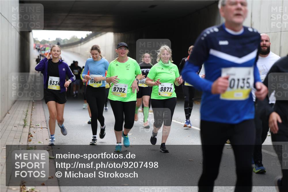 05.10.2025 - 20. swb-Marathon Bremen Michael Strokosch http://msf.ph/oto/9207498 05.10.2025 11:01:00 Laufen 9334, 10000, 9702, 1152, 9877, 0135 meine-sportfotos.de