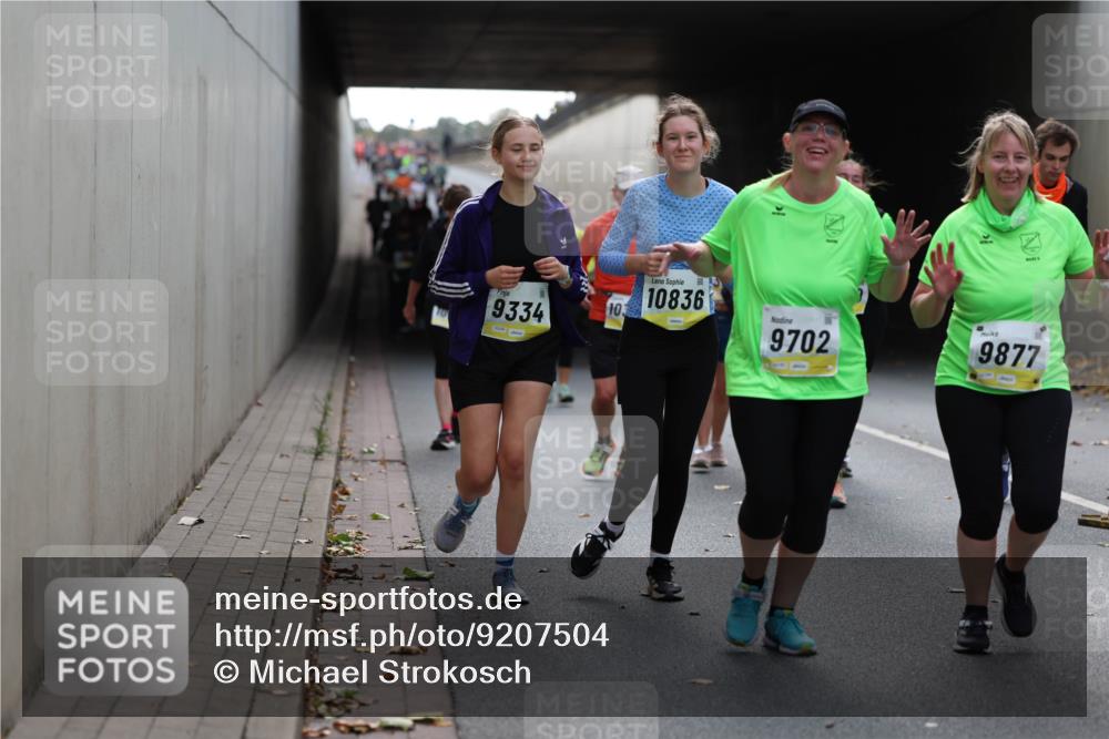 05.10.2025 - 20. swb-Marathon Bremen Michael Strokosch http://msf.ph/oto/9207504 05.10.2025 11:01:01 Laufen 10836, 9334, 103, 9702, 9877 meine-sportfotos.de