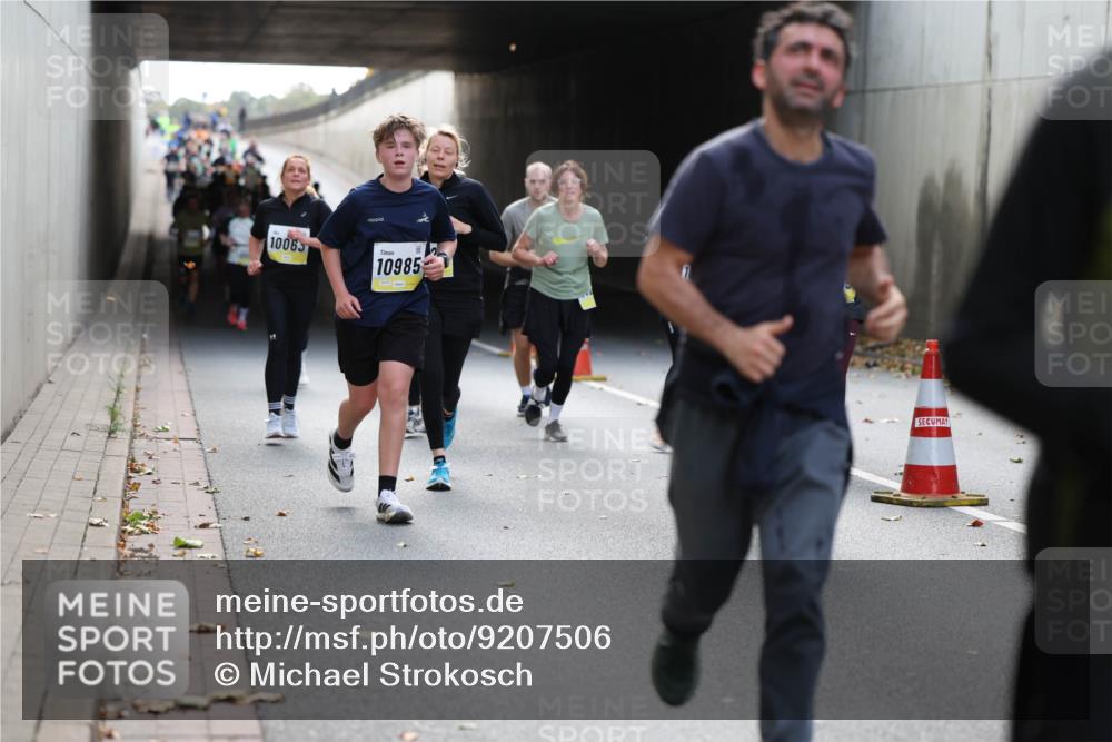 05.10.2025 - 20. swb-Marathon Bremen Michael Strokosch http://msf.ph/oto/9207506 05.10.2025 10:54:16 Laufen 10063, 10985 meine-sportfotos.de