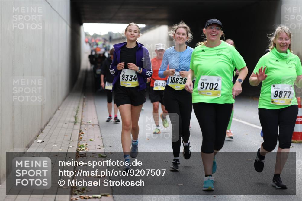05.10.2025 - 20. swb-Marathon Bremen Michael Strokosch http://msf.ph/oto/9207507 05.10.2025 11:01:02 Laufen 9334, 10332, 10836, 9702, 9877 meine-sportfotos.de