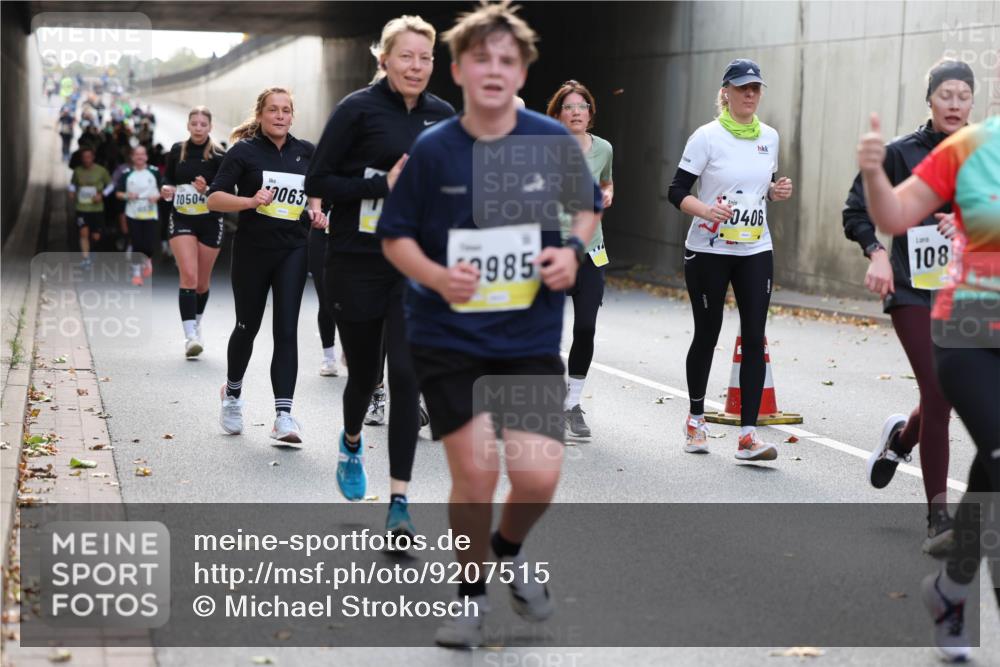 05.10.2025 - 20. swb-Marathon Bremen Michael Strokosch http://msf.ph/oto/9207515 05.10.2025 10:54:17 Laufen 7063, 10504, 9985, 0406, 108, 80 meine-sportfotos.de