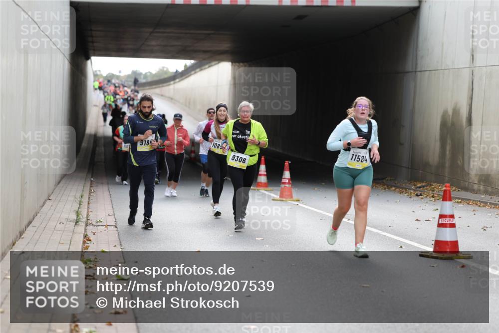 05.10.2025 - 20. swb-Marathon Bremen Michael Strokosch http://msf.ph/oto/9207539 05.10.2025 11:01:12 Laufen 1101, 9184, 1085, 9306, 11584 meine-sportfotos.de