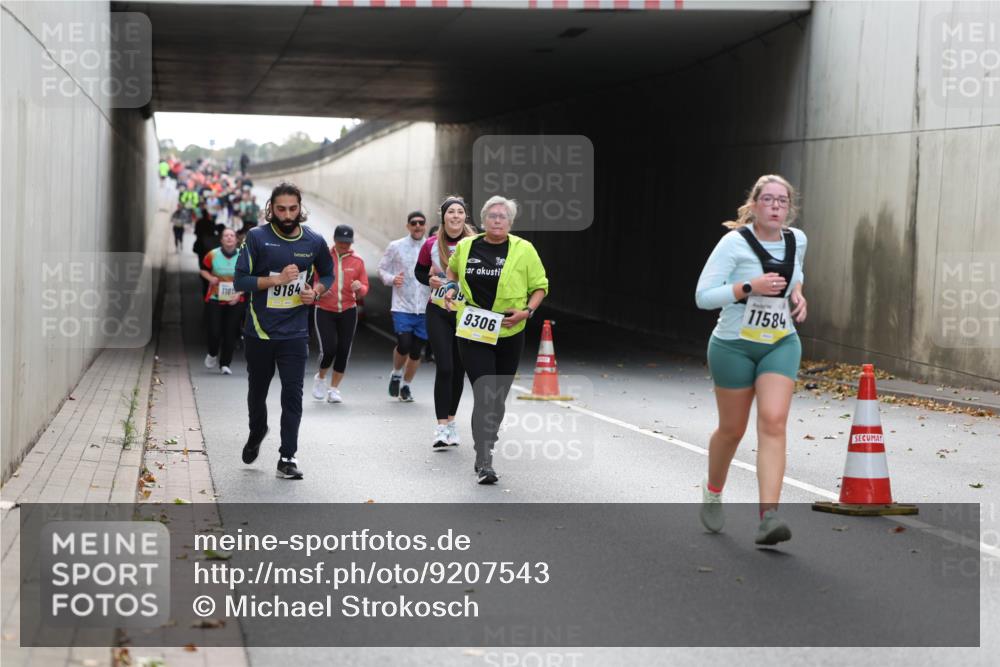 05.10.2025 - 20. swb-Marathon Bremen Michael Strokosch http://msf.ph/oto/9207543 05.10.2025 11:01:13 Laufen 1101, 9184, 9306, 11584 meine-sportfotos.de