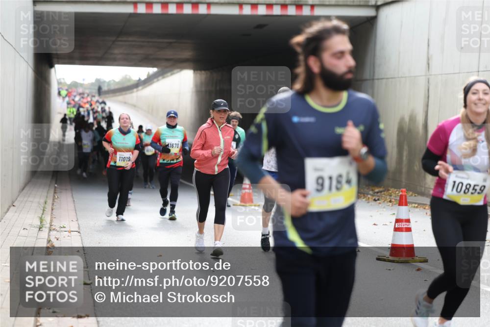 05.10.2025 - 20. swb-Marathon Bremen Michael Strokosch http://msf.ph/oto/9207558 05.10.2025 11:01:17 Laufen 11019, 1670, 9184, 10859 meine-sportfotos.de