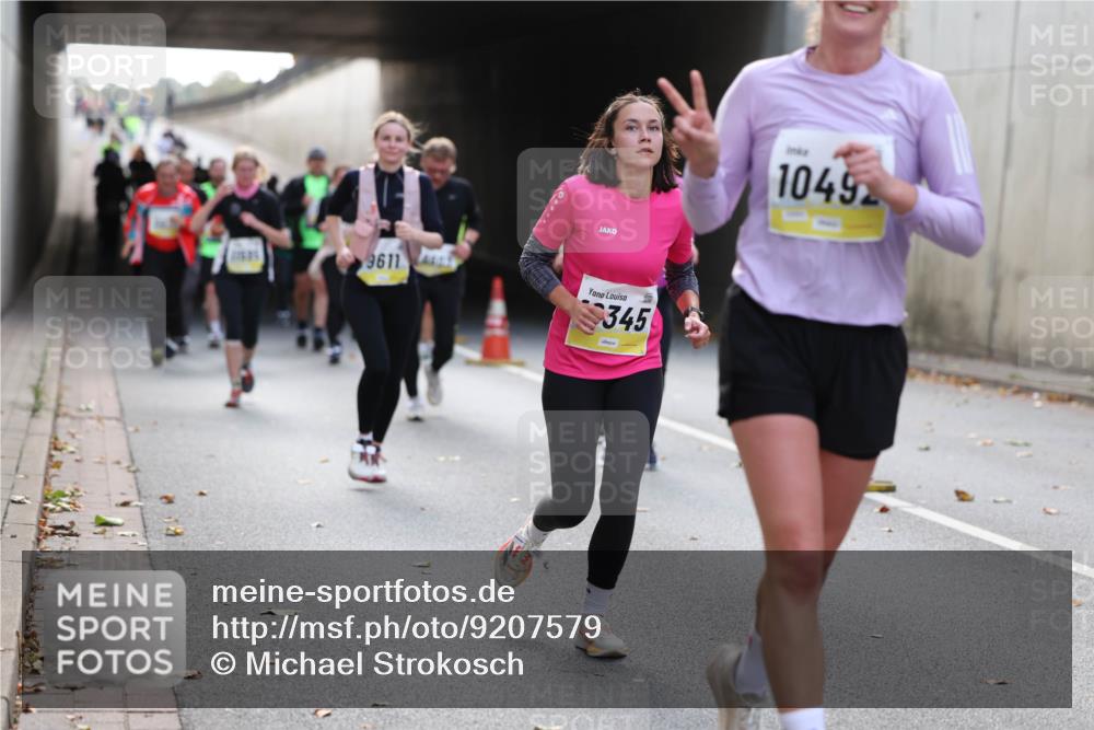 05.10.2025 - 20. swb-Marathon Bremen Michael Strokosch http://msf.ph/oto/9207579 05.10.2025 10:54:30 Laufen 9611, 345, 1049 meine-sportfotos.de