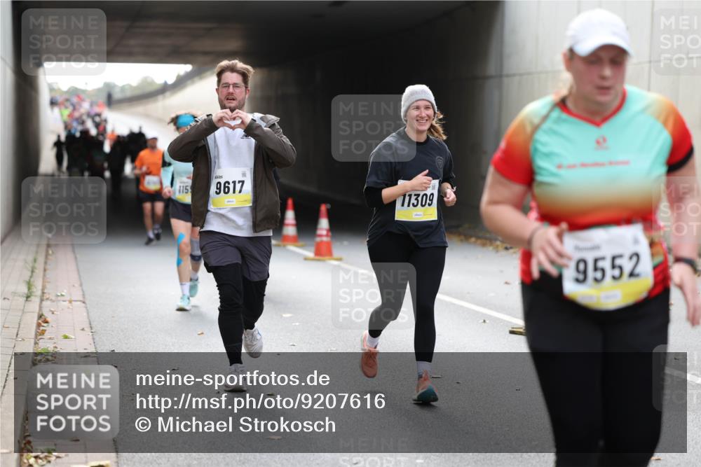 05.10.2025 - 20. swb-Marathon Bremen Michael Strokosch http://msf.ph/oto/9207616 05.10.2025 11:01:29 Laufen 115, 9617, 11309, 9552 meine-sportfotos.de