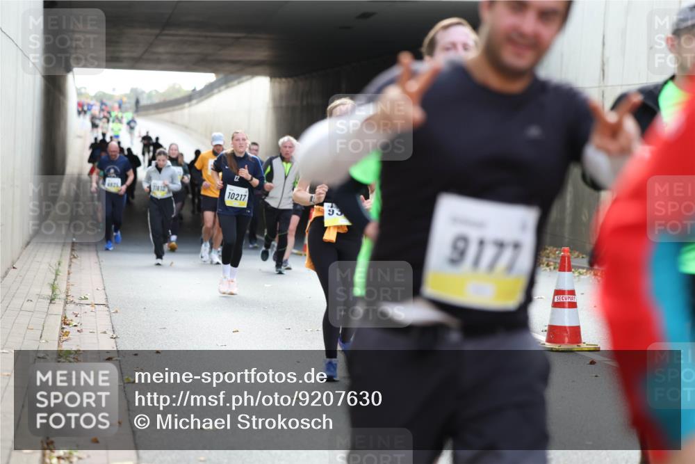 05.10.2025 - 20. swb-Marathon Bremen Michael Strokosch http://msf.ph/oto/9207630 05.10.2025 10:54:39 Laufen 4826, 17610, 10217, 9177 meine-sportfotos.de