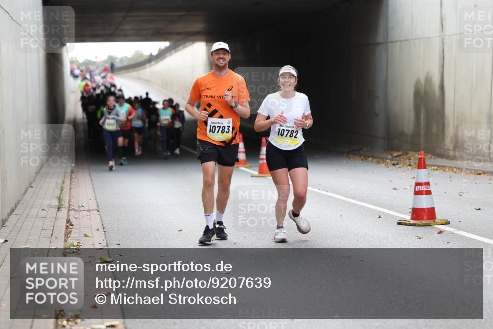 05.10.2025 - 20. swb-Marathon Bremen Michael Strokosch http://msf.ph/oto/9207639 05.10.2025 11:01:37 Laufen 10783, 10782 meine-sportfotos.de
