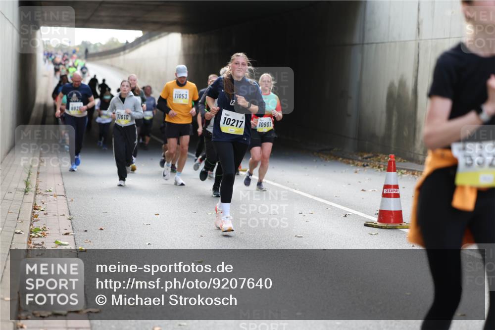 05.10.2025 - 20. swb-Marathon Bremen Michael Strokosch http://msf.ph/oto/9207640 05.10.2025 10:54:41 Laufen 6926, 11610, 11053, 12, 10217, 10901, 332 meine-sportfotos.de