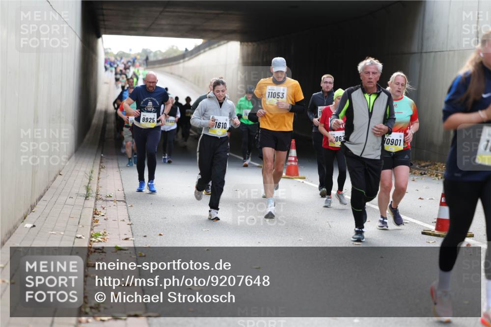 05.10.2025 - 20. swb-Marathon Bremen Michael Strokosch http://msf.ph/oto/9207648 05.10.2025 10:54:43 Laufen 9925, 1610, 11053, 06, 10901 meine-sportfotos.de