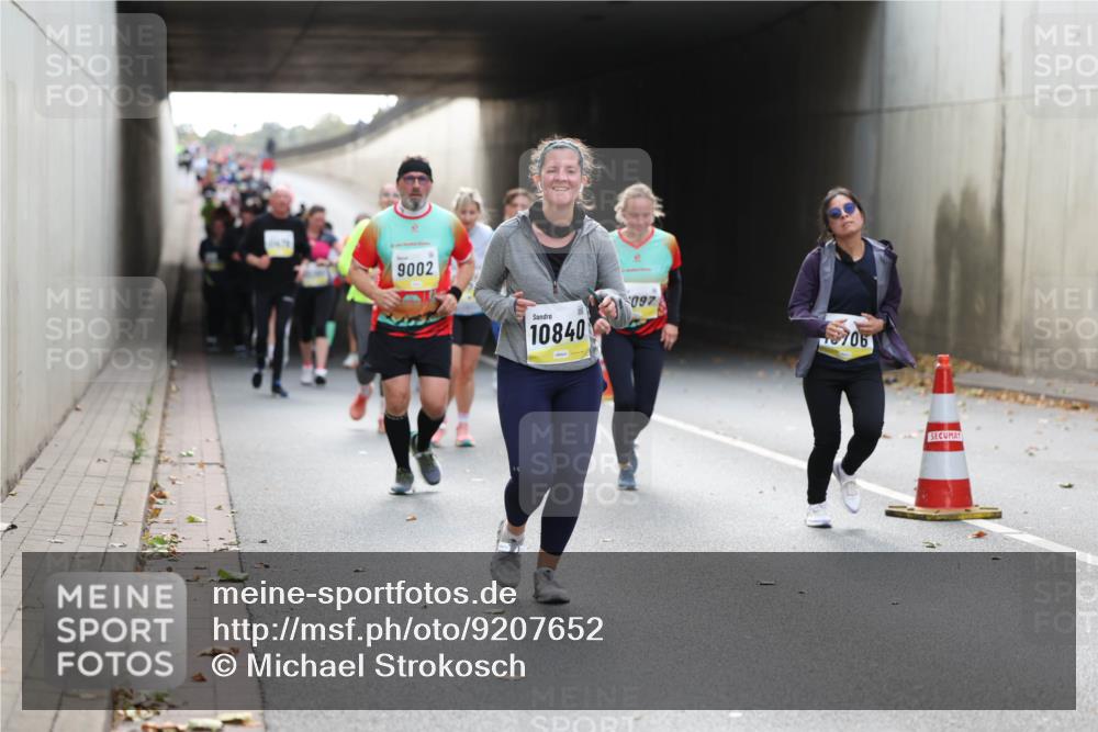 05.10.2025 - 20. swb-Marathon Bremen Michael Strokosch http://msf.ph/oto/9207652 05.10.2025 11:01:46 Laufen 9002, 10840, 097, 706 meine-sportfotos.de