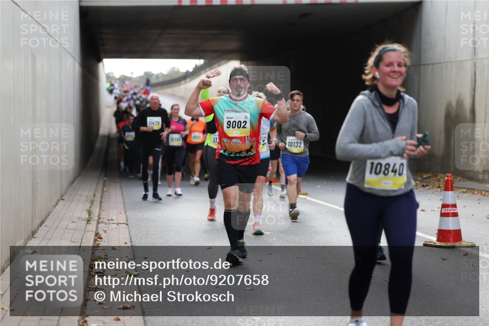 05.10.2025 - 20. swb-Marathon Bremen Michael Strokosch http://msf.ph/oto/9207658 05.10.2025 11:01:47 Laufen 11479, 10305, 20, 9002, 10132, 10840 meine-sportfotos.de