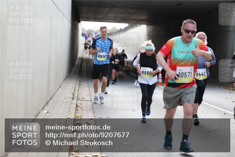 05.10.2025 - 20. swb-Marathon Bremen Michael Strokosch http://msf.ph/oto/9207677 05.10.2025 10:54:50 Laufen 10630, 9880, 0571, 9443 meine-sportfotos.de