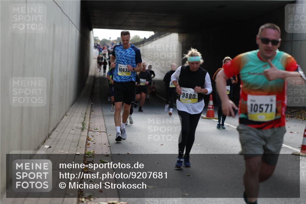 05.10.2025 - 20. swb-Marathon Bremen Michael Strokosch http://msf.ph/oto/9207681 05.10.2025 10:54:50 Laufen 10630, 7827, 54, 9880, 10571 meine-sportfotos.de