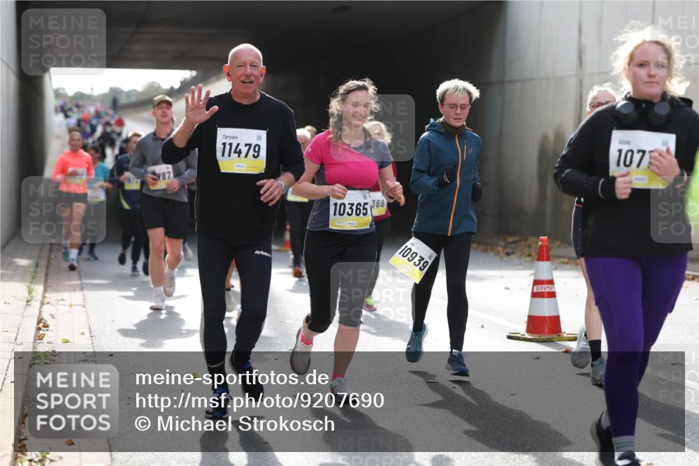 05.10.2025 - 20. swb-Marathon Bremen Michael Strokosch http://msf.ph/oto/9207690 05.10.2025 11:01:53 Laufen 87, 11479, 10365, 366, 10939, 107 meine-sportfotos.de