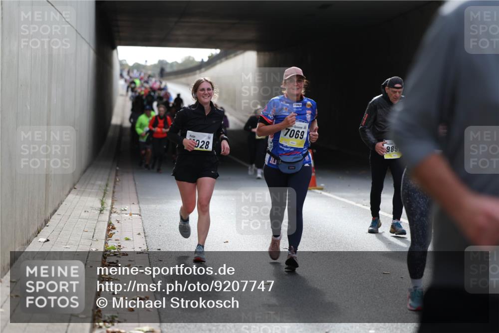05.10.2025 - 20. swb-Marathon Bremen Michael Strokosch http://msf.ph/oto/9207747 05.10.2025 11:02:05 Laufen 928, 7069, 989 meine-sportfotos.de