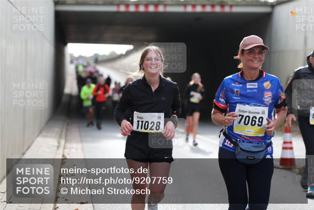 05.10.2025 - 20. swb-Marathon Bremen Michael Strokosch http://msf.ph/oto/9207759 05.10.2025 11:02:07 Laufen 7069, 11028, 01995, 7 meine-sportfotos.de