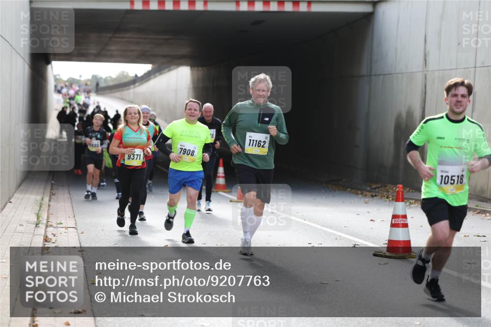 05.10.2025 - 20. swb-Marathon Bremen Michael Strokosch http://msf.ph/oto/9207763 05.10.2025 10:55:14 Laufen 680, 9371, 7908, 18, 11162, 20001, 10518 meine-sportfotos.de