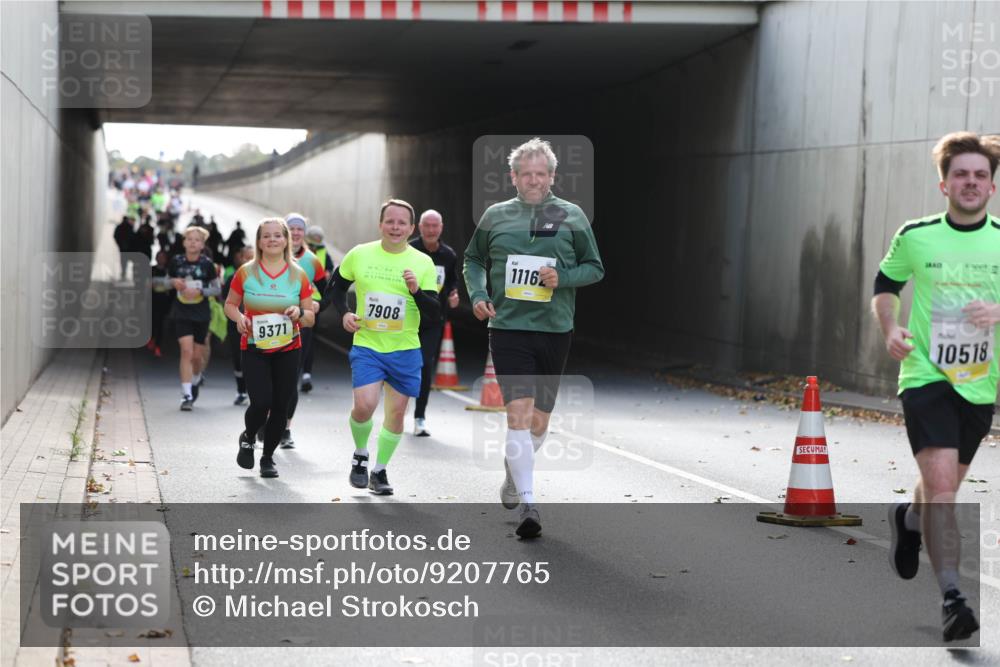 05.10.2025 - 20. swb-Marathon Bremen Michael Strokosch http://msf.ph/oto/9207765 05.10.2025 10:55:14 Laufen 9371, 7908, 1116, 10518 meine-sportfotos.de