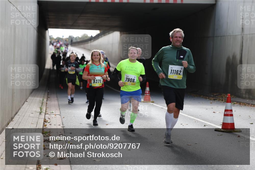 05.10.2025 - 20. swb-Marathon Bremen Michael Strokosch http://msf.ph/oto/9207767 05.10.2025 10:55:15 Laufen 11680, 9371, 50222, 11162, 7908 meine-sportfotos.de