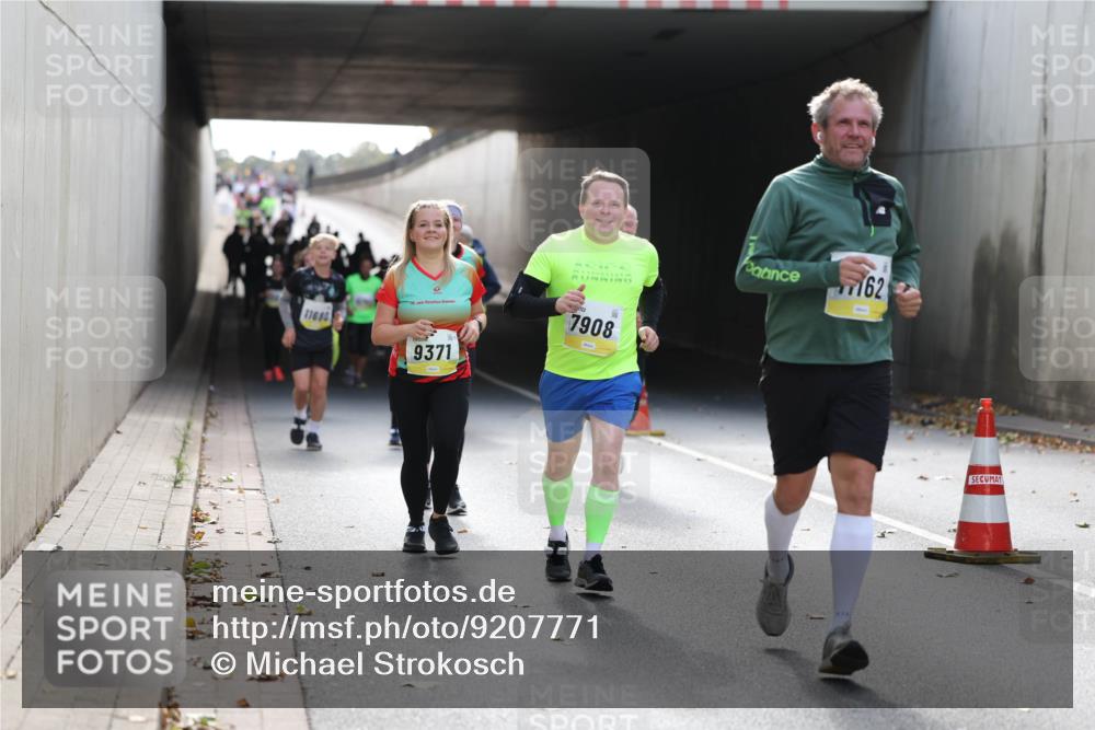 05.10.2025 - 20. swb-Marathon Bremen Michael Strokosch http://msf.ph/oto/9207771 05.10.2025 10:55:15 Laufen 11680, 9371, 50222, 7908, 62 meine-sportfotos.de