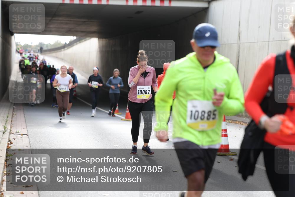 05.10.2025 - 20. swb-Marathon Bremen Michael Strokosch http://msf.ph/oto/9207805 05.10.2025 11:02:16 Laufen 10051, 10087, 10885 meine-sportfotos.de