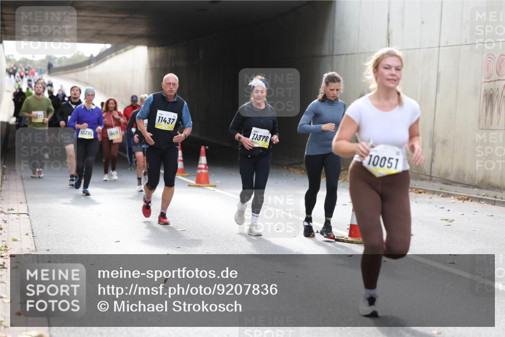 05.10.2025 - 20. swb-Marathon Bremen Michael Strokosch http://msf.ph/oto/9207836 05.10.2025 11:02:21 Laufen 10295, 10415, 11437, 11379, 10051 meine-sportfotos.de