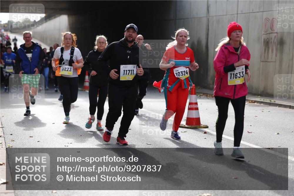 05.10.2025 - 20. swb-Marathon Bremen Michael Strokosch http://msf.ph/oto/9207837 05.10.2025 10:55:30 Laufen 11223, 10430, 11711, 10324, 11633 meine-sportfotos.de