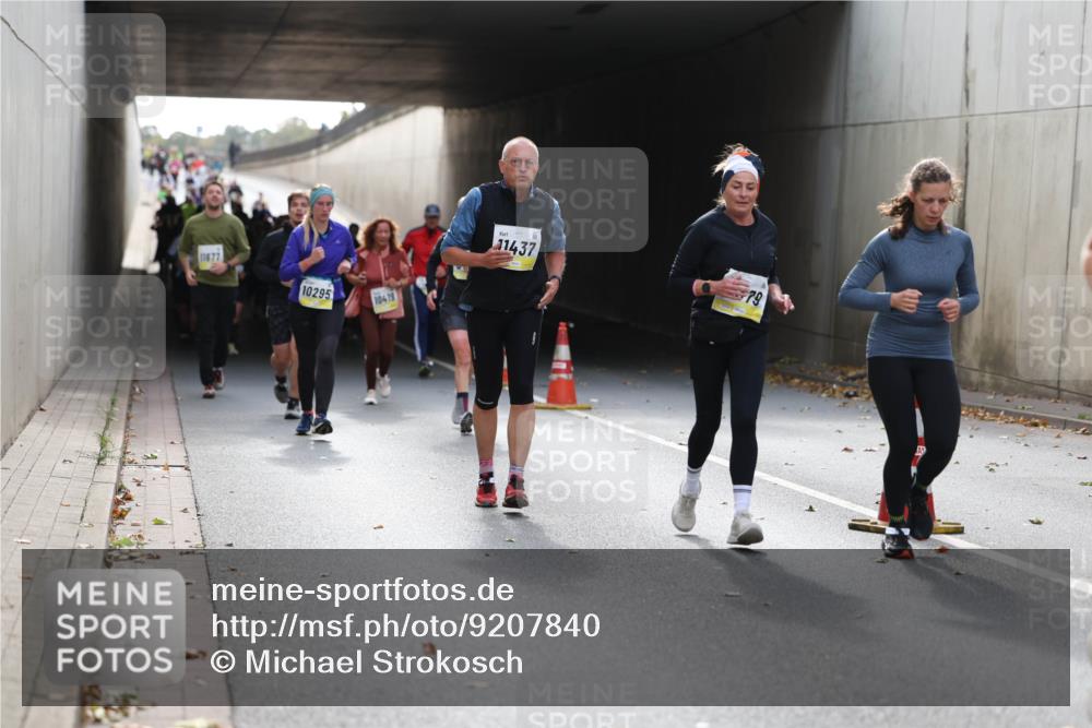 05.10.2025 - 20. swb-Marathon Bremen Michael Strokosch http://msf.ph/oto/9207840 05.10.2025 11:02:22 Laufen 11677, 10295, 10419, 11437, 79 meine-sportfotos.de