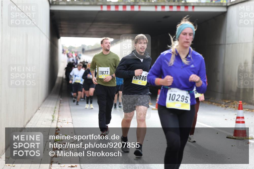 05.10.2025 - 20. swb-Marathon Bremen Michael Strokosch http://msf.ph/oto/9207855 05.10.2025 11:02:28 Laufen 11677, 0886, 10295, 10 meine-sportfotos.de