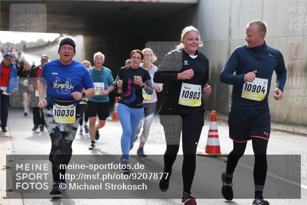 05.10.2025 - 20. swb-Marathon Bremen Michael Strokosch http://msf.ph/oto/9207877 05.10.2025 10:55:37 Laufen 10030, 370, 10903, 02442, 10904, 02441 meine-sportfotos.de