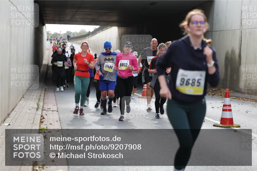 05.10.2025 - 20. swb-Marathon Bremen Michael Strokosch http://msf.ph/oto/9207908 05.10.2025 11:02:40 Laufen 11486, 11405, 9912, 117, 9685 meine-sportfotos.de