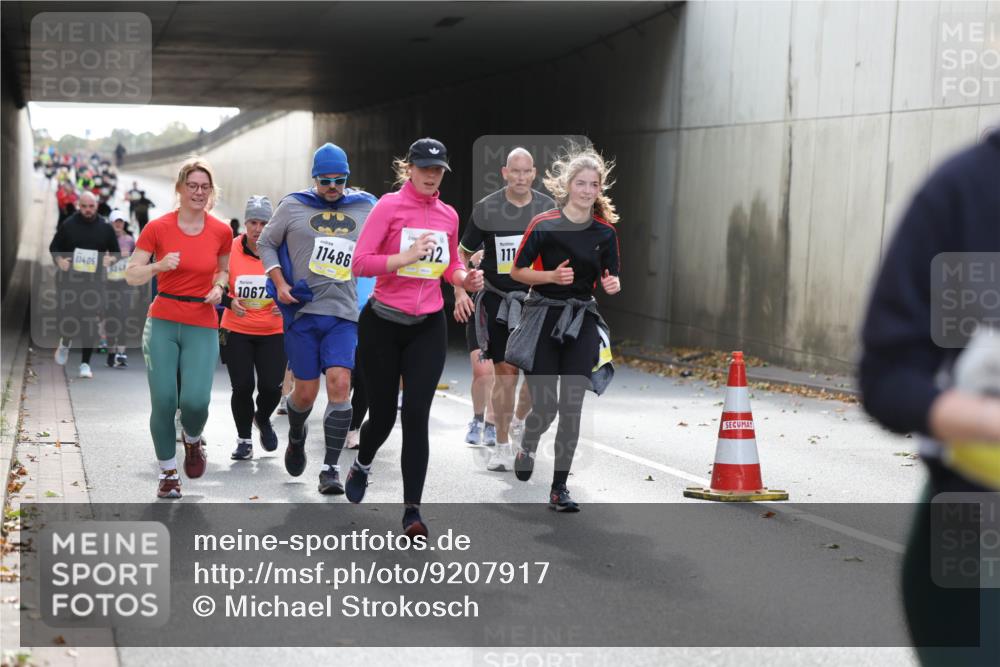 05.10.2025 - 20. swb-Marathon Bremen Michael Strokosch http://msf.ph/oto/9207917 05.10.2025 11:02:41 Laufen 11405, 1067, 11486, 592, 111 meine-sportfotos.de