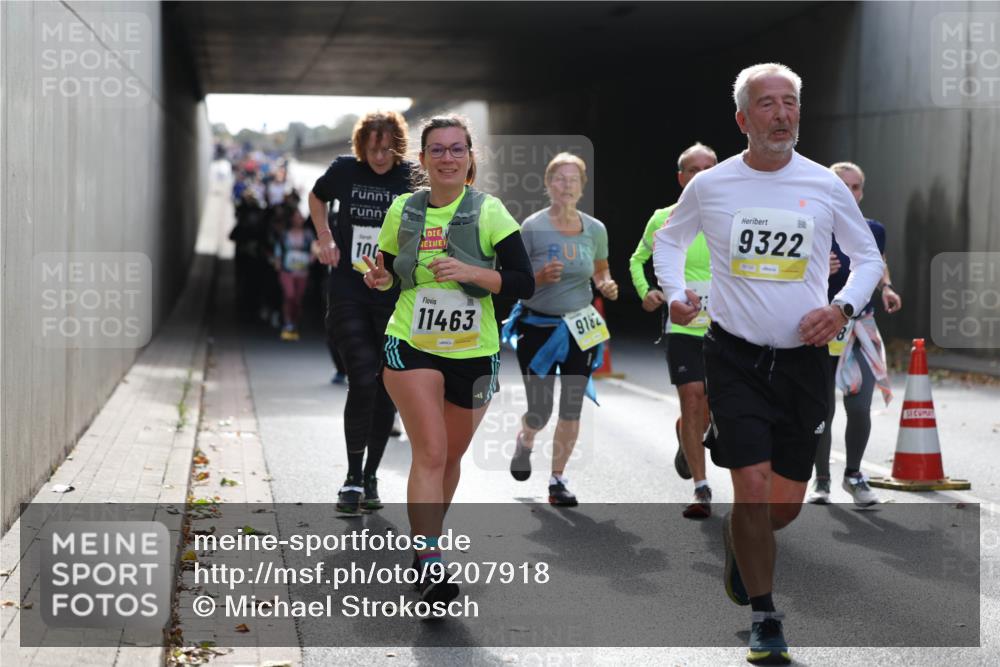 05.10.2025 - 20. swb-Marathon Bremen Michael Strokosch http://msf.ph/oto/9207918 05.10.2025 10:55:50 Laufen 100, 11463, 9182, 9322 meine-sportfotos.de